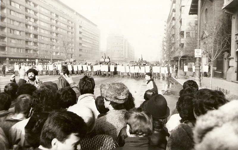 Mulțime în fața unui cordon militar în București, în timpul Revoluției din decembrie 1989