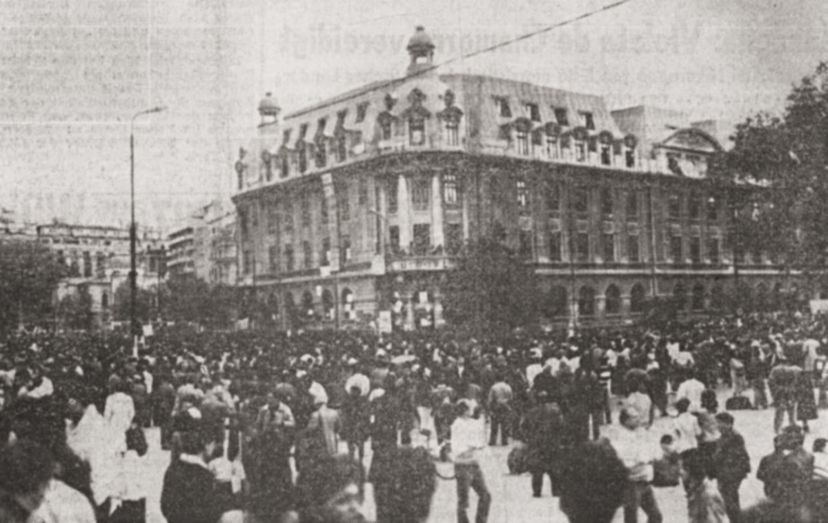 Piața Universității plină de protestatari la manifestația din aprilie 1990