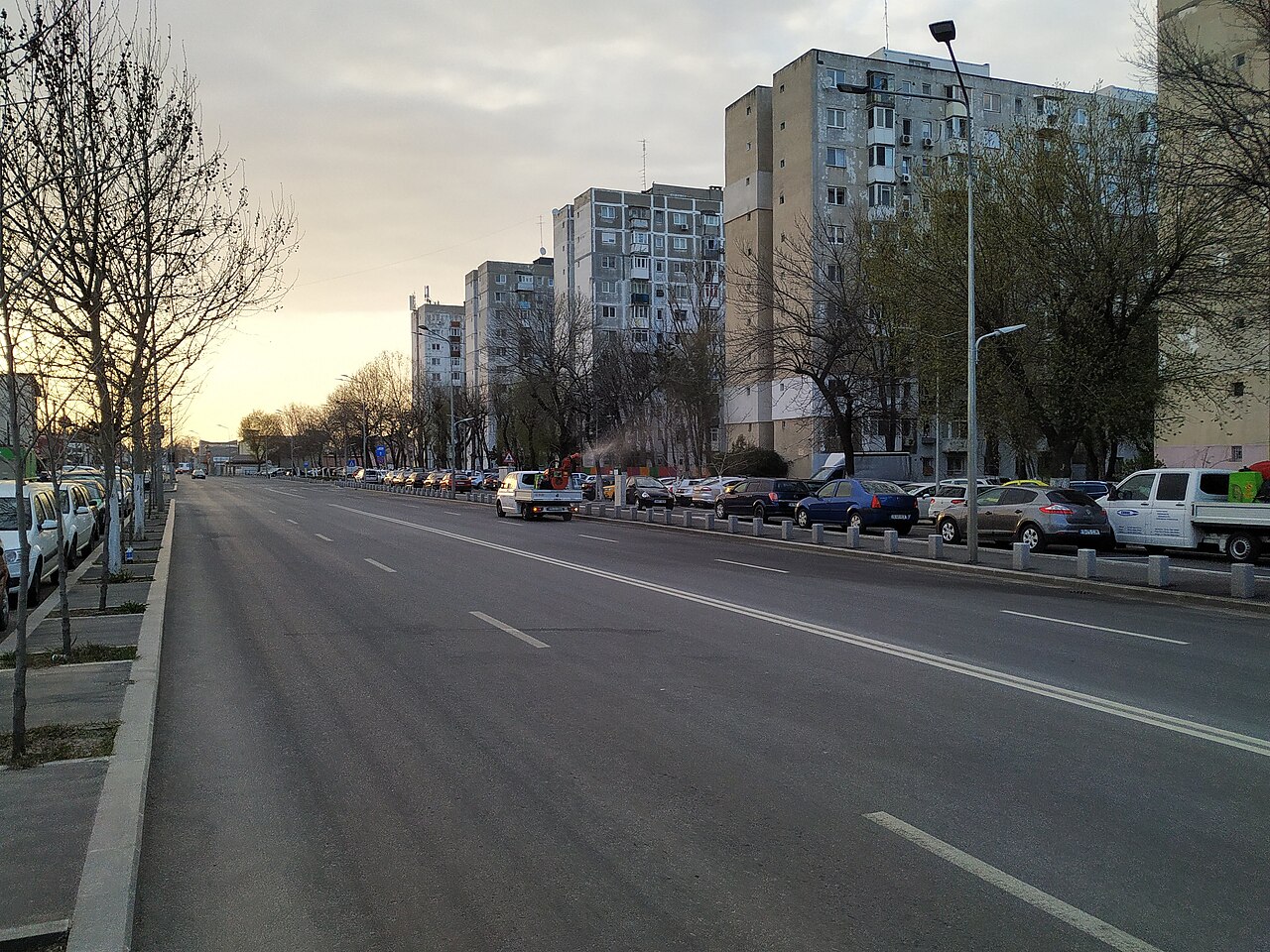 Bulevard aproape gol între blocuri din București în timpul restricțiilor din martie 2020